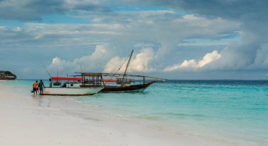 dalış eğitmenleri Zanzibar kıyısında turistik tekne ekipman koymak