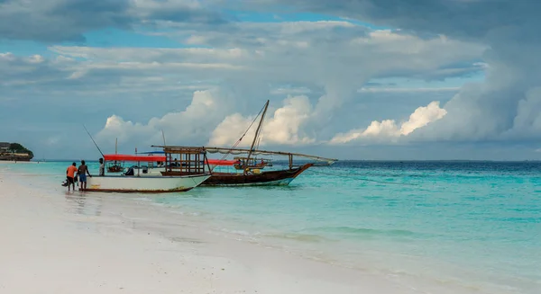Búvároktatók berendezések üzembe turisztikai csónak a parton Zanzibar — Stock Fotó