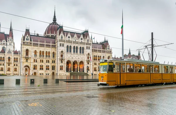 Sarı Budapeşte tramvay — Stok fotoğraf
