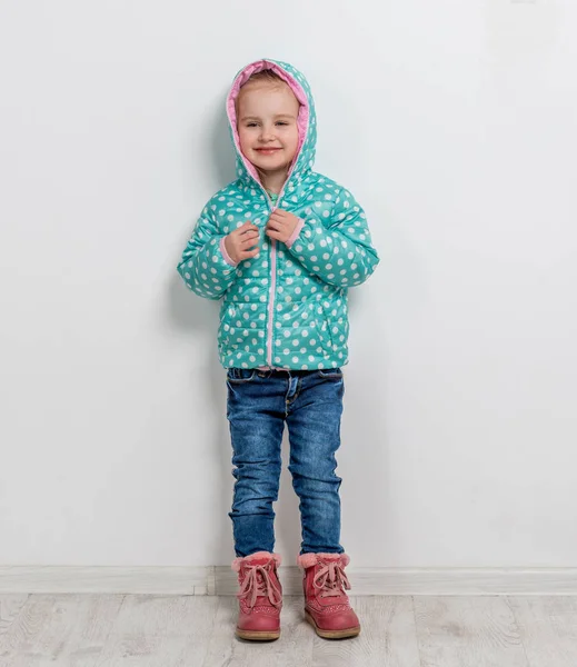 Moda bambina in jeans, giacca e stivali — Foto Stock