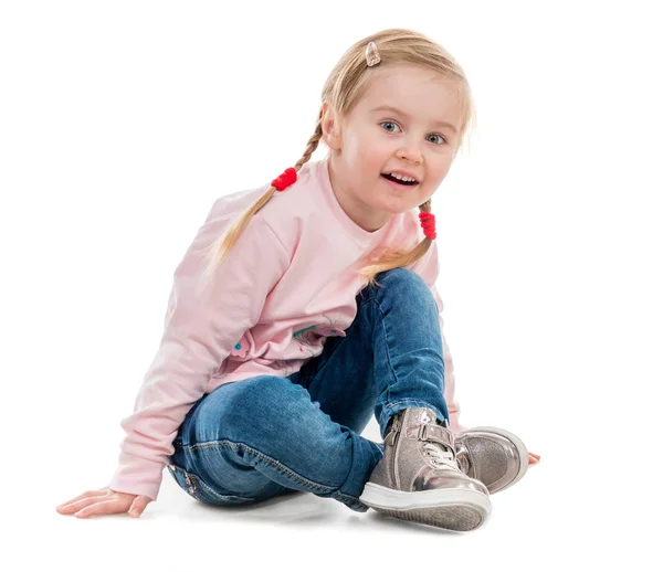 Härlig liten flicka sitter på golvet — Stockfoto