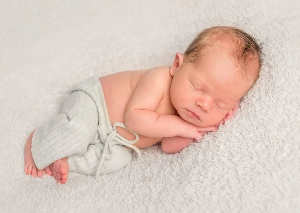 Bambino in pantaloni comodi, leggermente accigliato — Foto Stock