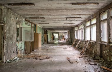 kasvetli okul koridor Pripyat enkaz ile