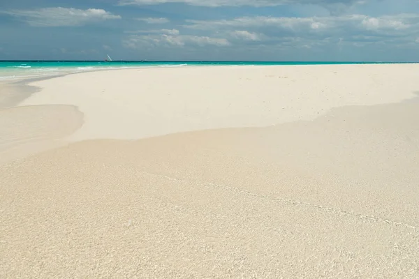 Sandy beach and clear transparent sea wave — Stock Photo, Image