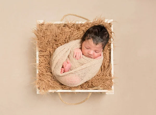 Mooie harige baby rusten in een mandje — Stockfoto