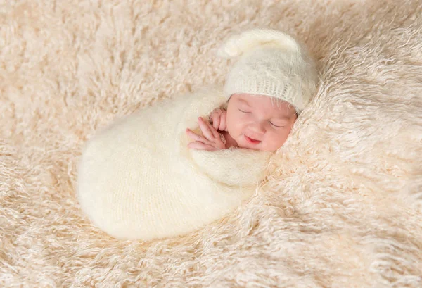 Recém-nascido dormindo de lado — Fotografia de Stock