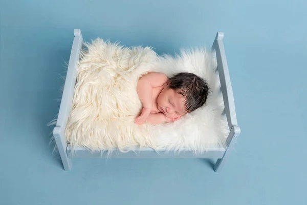 Spädbarn sover på hans sida, närbild — Stockfoto