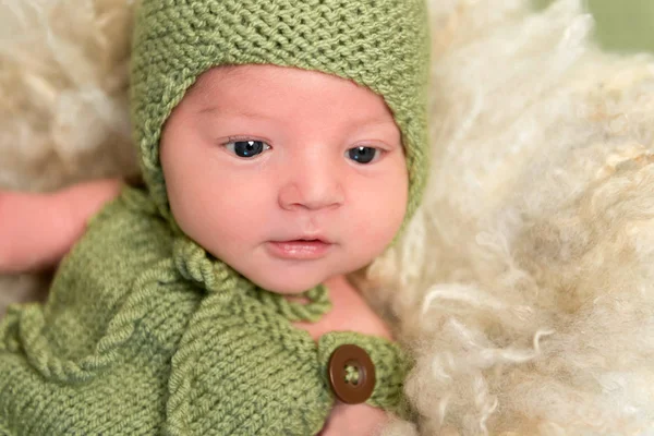 Bébé en tenue tricotée verte, gros plan — Photo