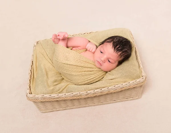 Cesta de bebê de cabelos pretos embrulhada, topview — Fotografia de Stock