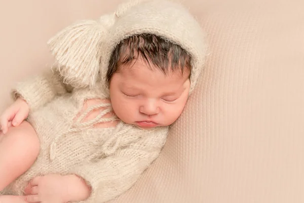 Baby in a yellowish outfit, sleeping — Stock Photo, Image