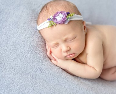 Onun yanında uyuyan kız çıplak bebek