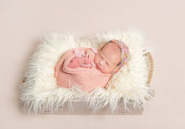 在针织的帽子午睡的宝贝女儿 — 图库照片