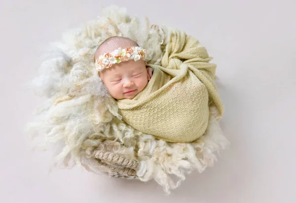 Niña sonriendo mientras duerme — Foto de Stock