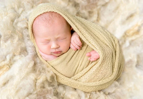 Infant enveloped tightly, resting, closeup — Stock Photo, Image