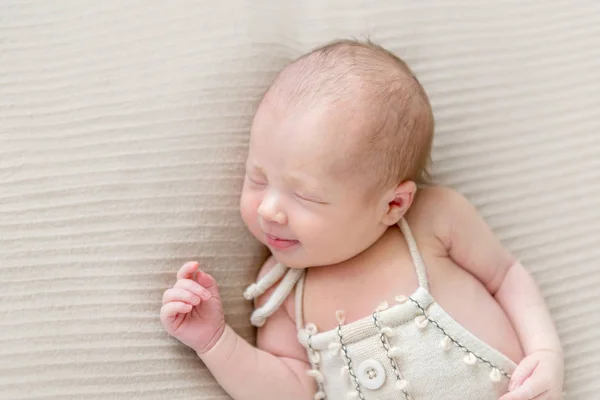 Emociones de un bebé en traje de dormir, primer plano —  Fotos de Stock