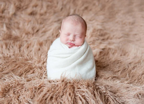 A fehér kalapot, imádnivaló gyermek alszik — Stock Fotó