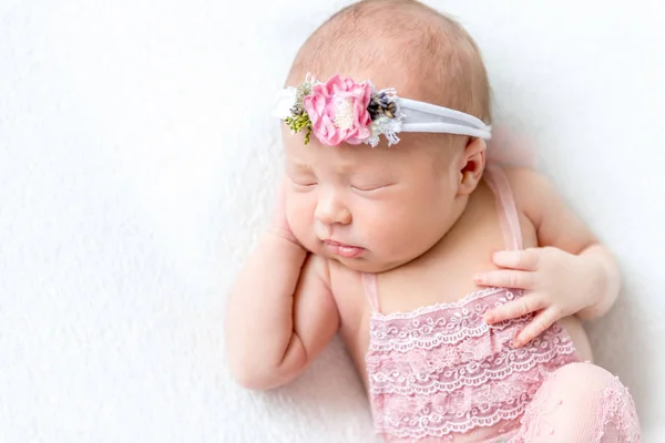 Söt baby klädd i en rosa kostym, topview — Stockfoto