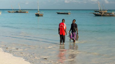 Balık Afrika sahil üzerinde taşıyan adam