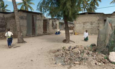 Afrikalı öğrenciler bir kasabada Zanzibar içinde Sokak