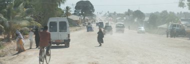 Zanzibar kasabaya tozlu yolun