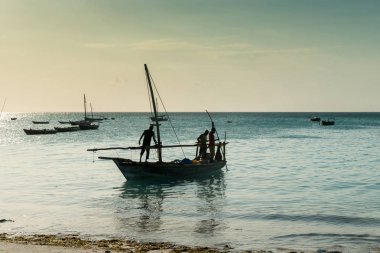 ahşap balıkçı gemisi yakın kişi