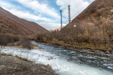 Gürcistan'daki siyah ve beyaz Aragvi nehirler