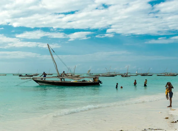 Afrika kıyısından balıkçı tekneleri ile güzel deniz manzarası — Stok fotoğraf