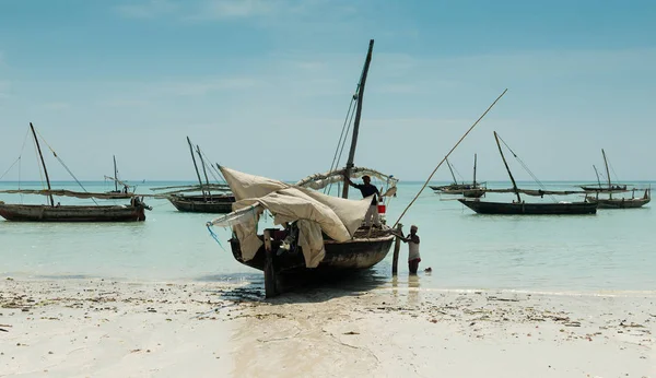 Rybaków w pobliżu łodzi na brzeg, Zanzibar — Zdjęcie stockowe