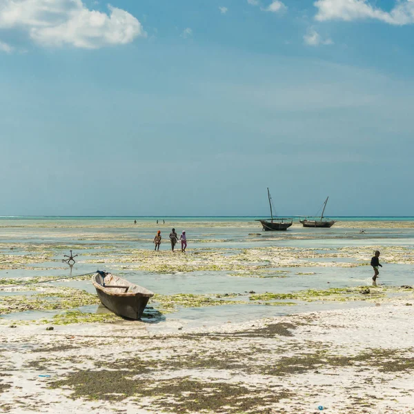 Çocuklar üzerine sığ deniz araçları, Zanzibar yakınındaki oyun — Stok fotoğraf