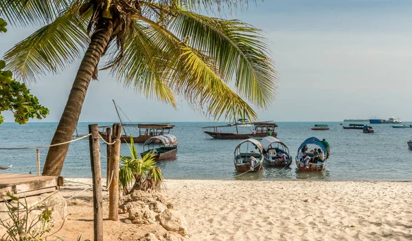 Idegenforgalmi csónakok Horgonyzott, homokos strand, Zanzibar — Stock Fotó