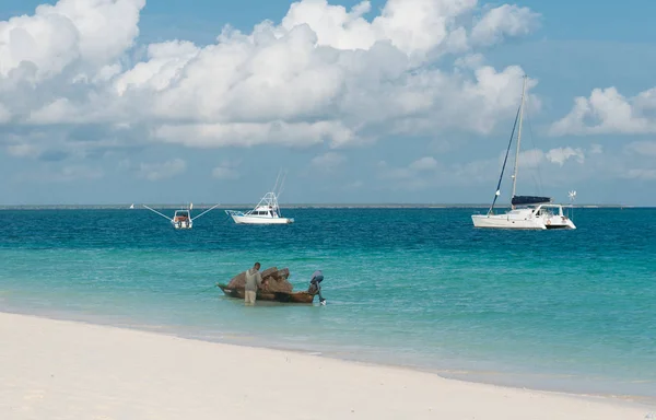 Homme près de son bateau avec des pièges à crabes — Photo