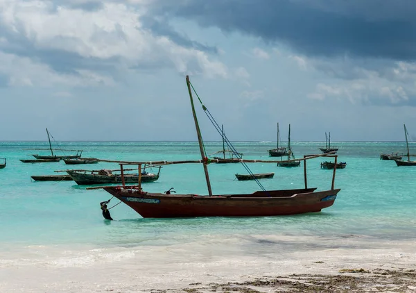 A parton, Zanzibar halászhajók táj — Stock Fotó