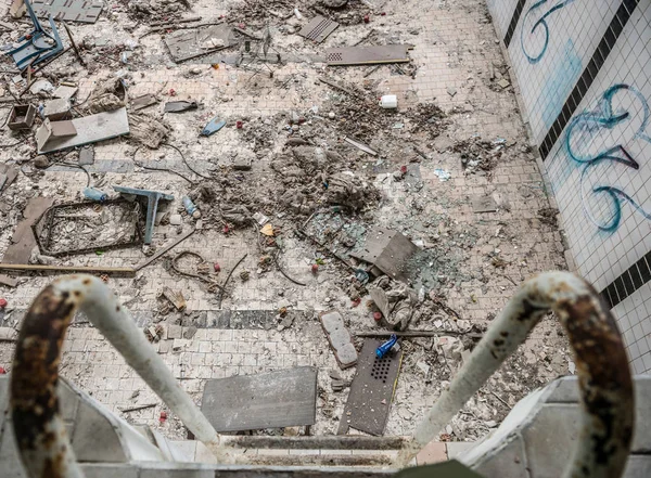 Обломки в бассейне Дворца спорта в Припяти — стоковое фото