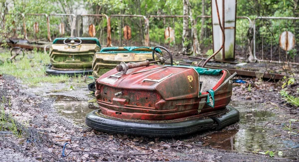 Veraltete rostige Autos im Pripyat-Park — Stockfoto