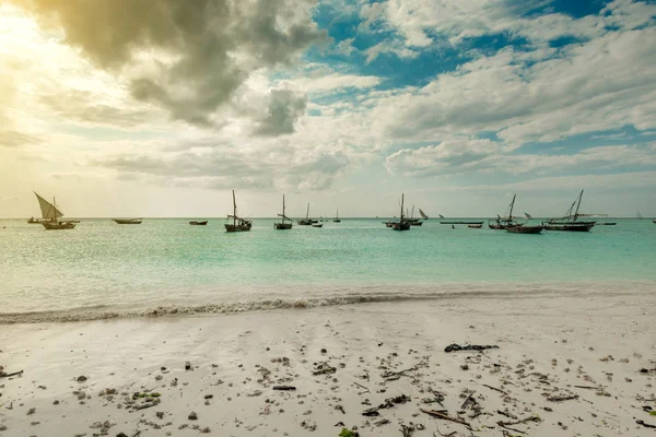 Bela paisagem marinha com barcos de pesca perto da costa africana — Fotografia de Stock