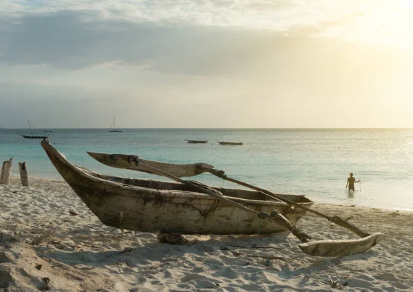 Zanzibar sahilde eski ahşap balıkçı teknesi — Stok fotoğraf