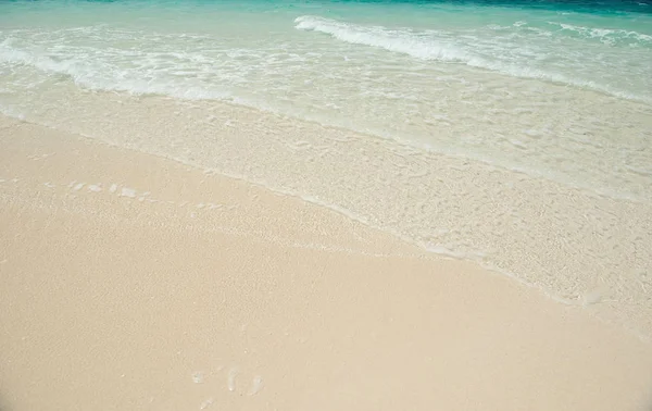 Plage de sable fin et vague de mer transparente claire — Photo