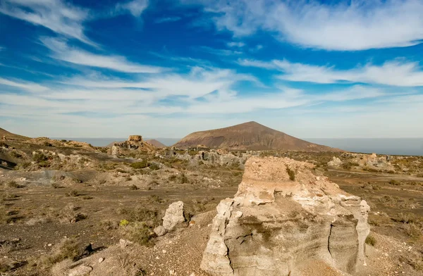 Pittoreske landschap van Lanzarotte woestijn en blauwe hemel — Stockfoto