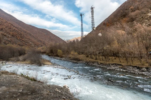 Чёрно-белые реки Арагви в Грузии — стоковое фото