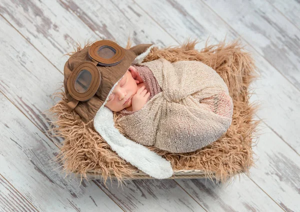 Śpiące zabawny zawijane noworodka z pilota kapelusz, widok z góry — Zdjęcie stockowe