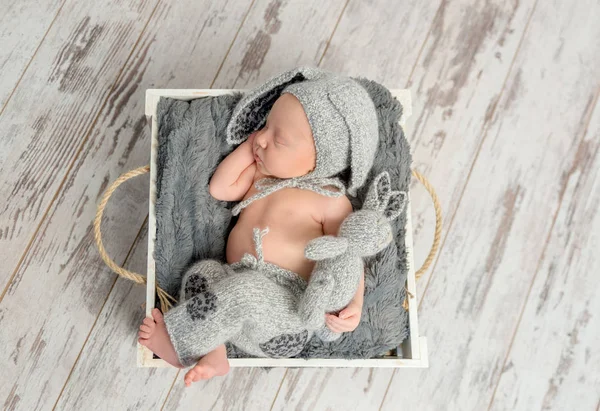 Bébé endormi en culotte grise et chapeau avec oreilles de lièvre — Photo