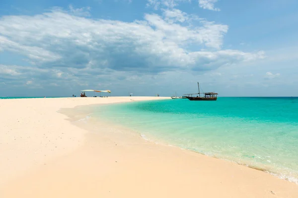 Playa de Zanzíbar y barcos turísticos en el océano — Foto de Stock