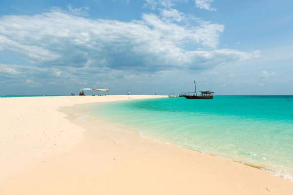 Zanzibar strand en toeristische boten in de Oceaan — Stockfoto