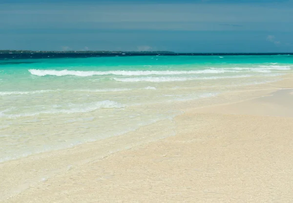 모래 해변과 맑고 투명 한 바다 파도 — 스톡 사진