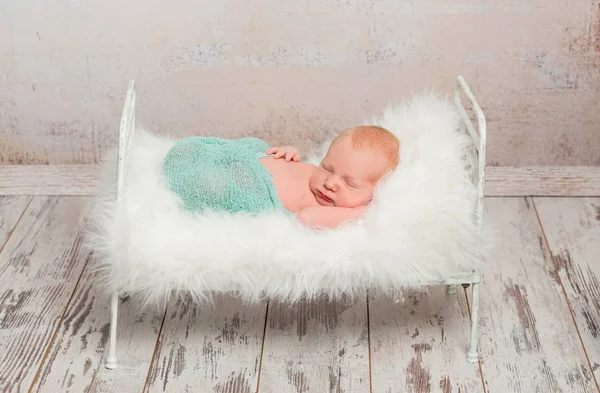 Recém-nascido dormindo no berço com cobertor macio branco — Fotografia de Stock