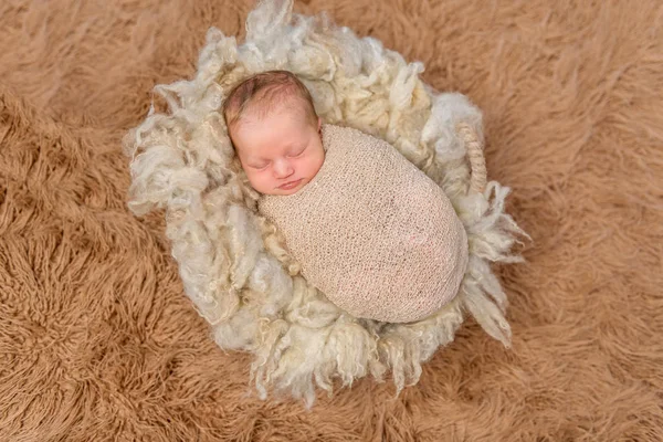 Sweet sover nyfödda på fluffiga terry filt — Stockfoto