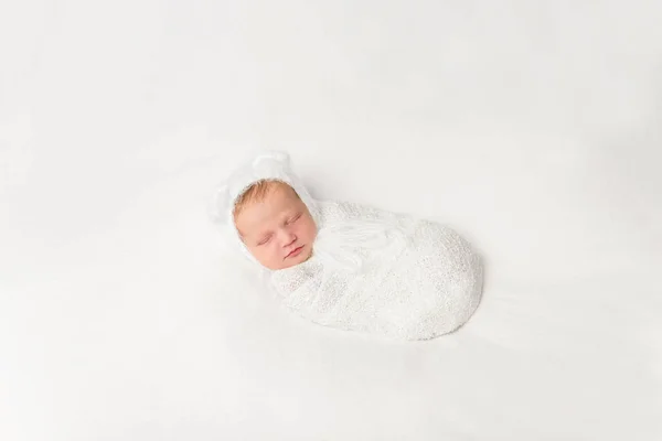 Grappig ingebakerd in witte kostuum baby slapen op deken — Stockfoto