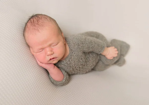 Baby-Nickerchen im grauen Outfit, Nahaufnahme — Stockfoto
