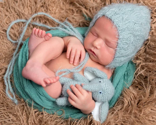 Lactente em um chapéu cochilando — Fotografia de Stock