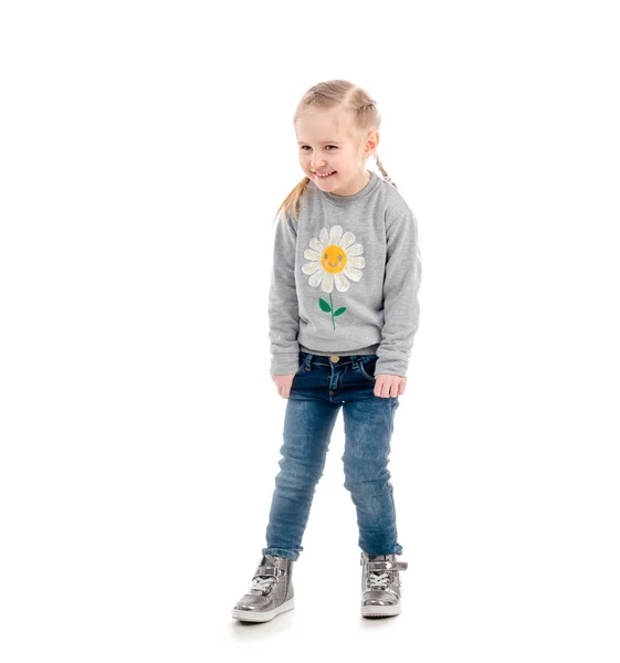 Kleine blonde kind lacht onhandig, geïsoleerd — Stockfoto